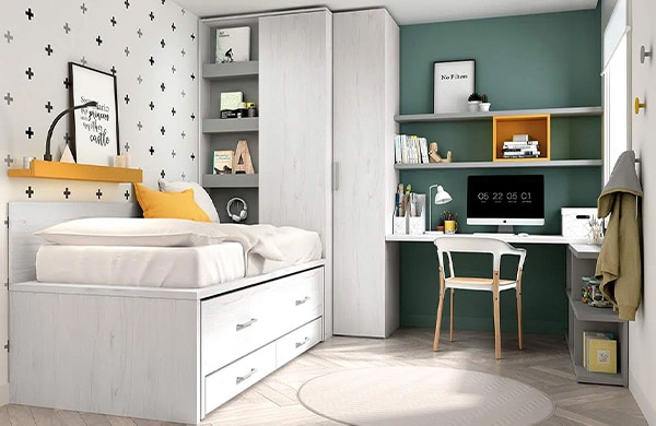 dormitorio con pared oscura