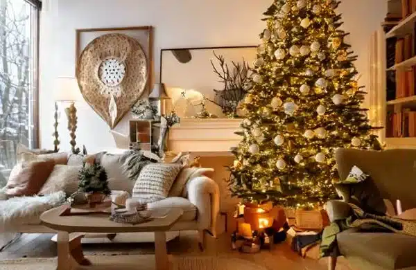Colocar el árbol de navidad en el salón junto al sofá es una gran opción