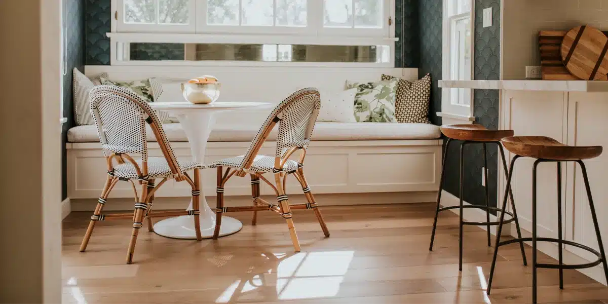 Salón moderno con sillas de madera