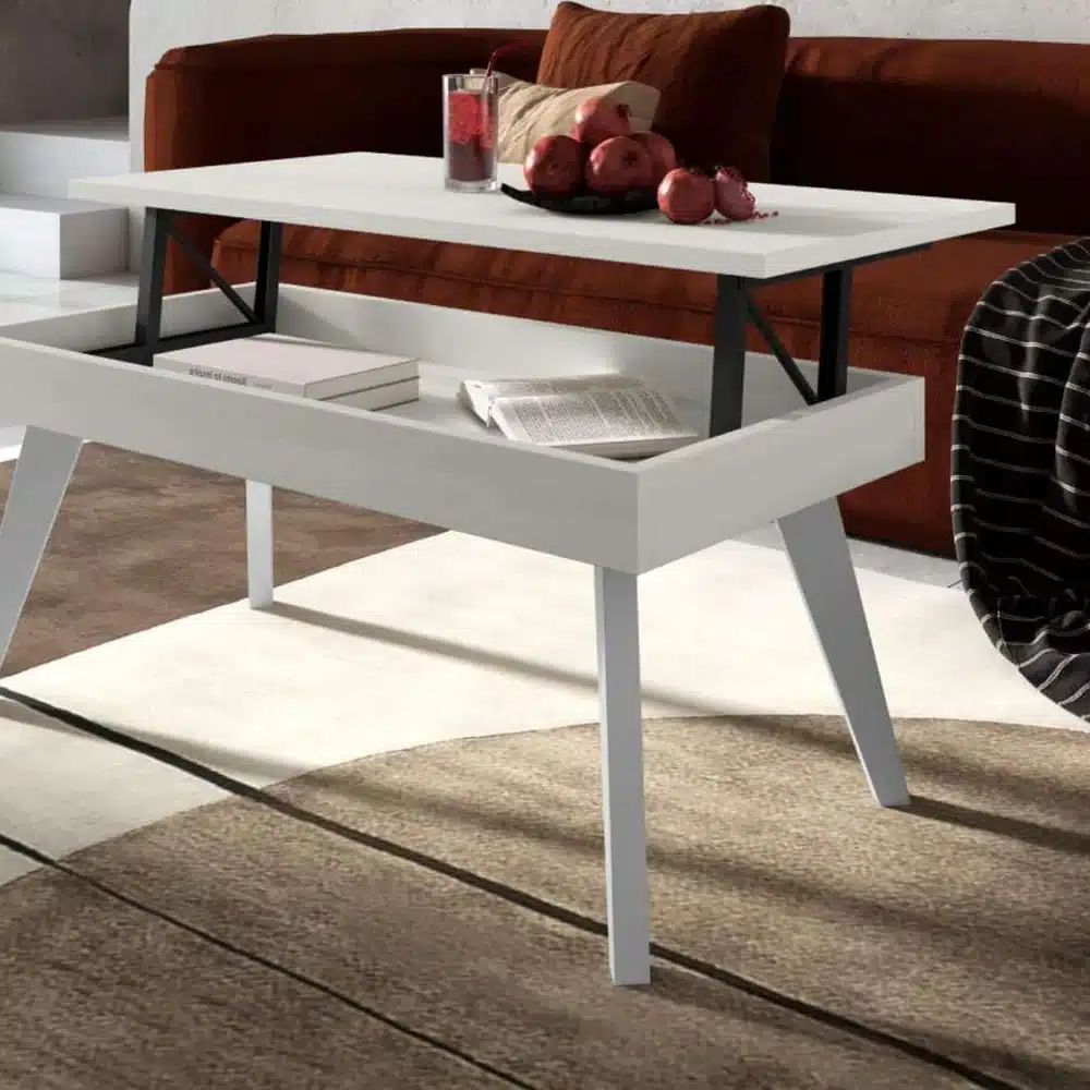 Mesa de centro elevable con la tapa levantada delante del sofá del salón