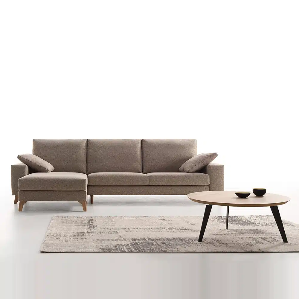 Sofá de tres plazas con chaise longue tapizado en tono topo en un salón
