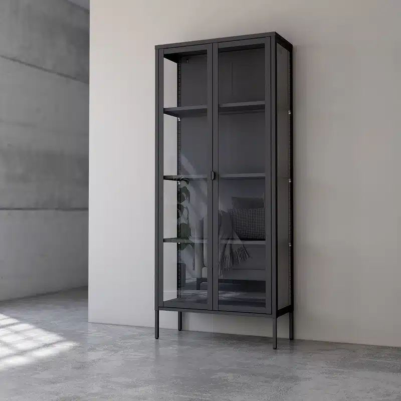 Vitrina de estructura metálica negra con dos puertas y estantes de cristal