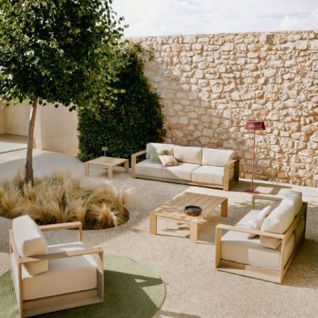 Terraza decorada con una alfombra exterior